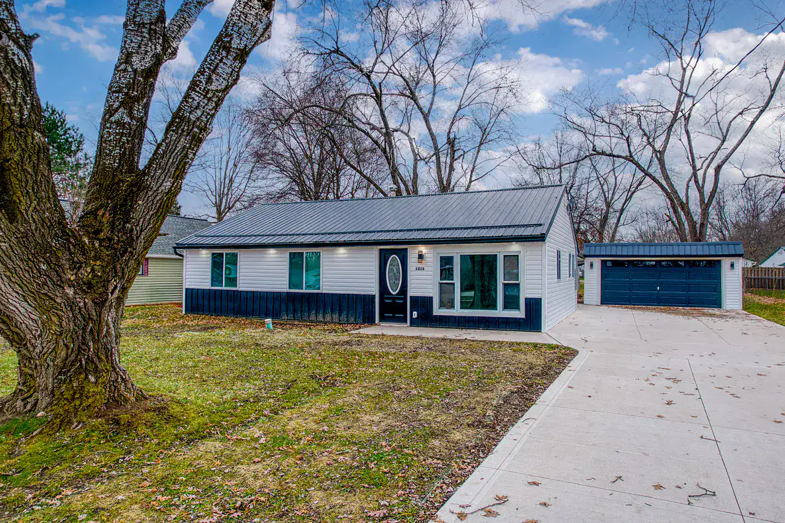 Custom home exterior in Twinsburg Ohio by Best Construction