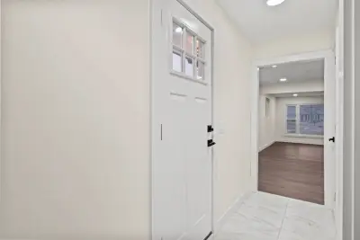 Side entry interior - custom home in Twinsburg Ohio